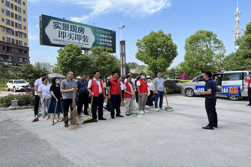 【下基層、察民情、解民憂、暖民心】 公司積極參與社區(qū)“六邊六場”清掃活動